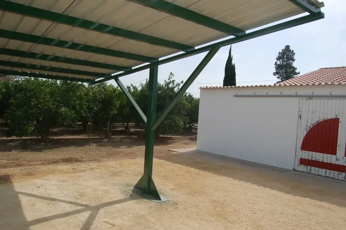 Construcción y colocación de pérgola para aparcamiento privado