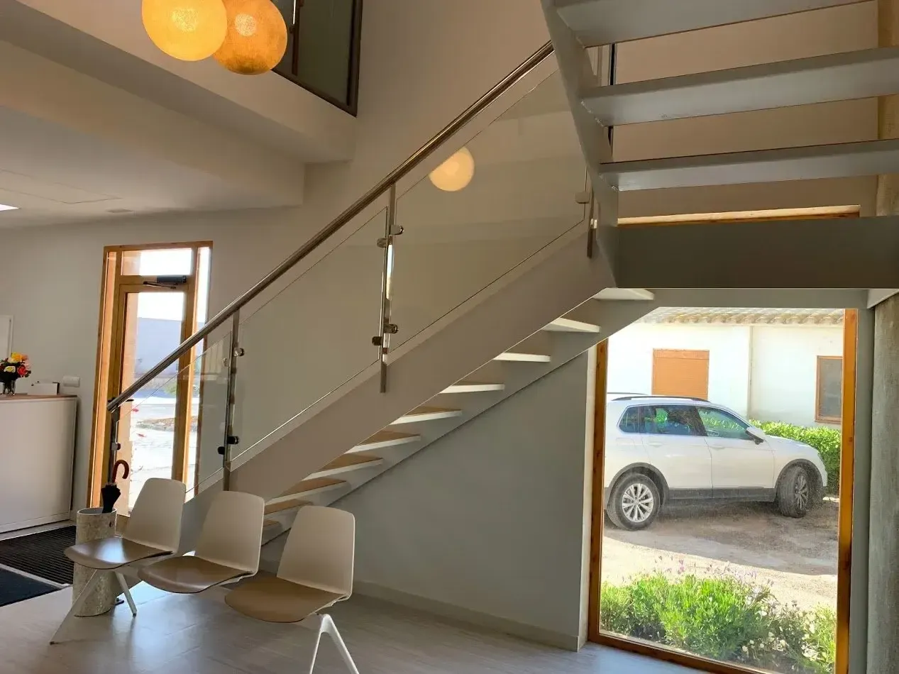 Construcción de escalera y barandillas