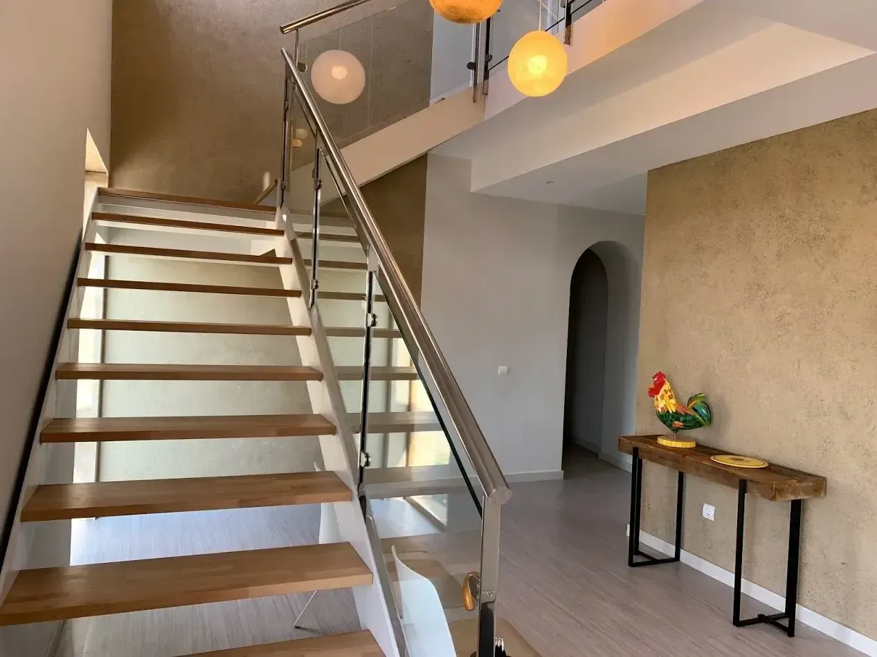 Construcción de escalera y barandillas