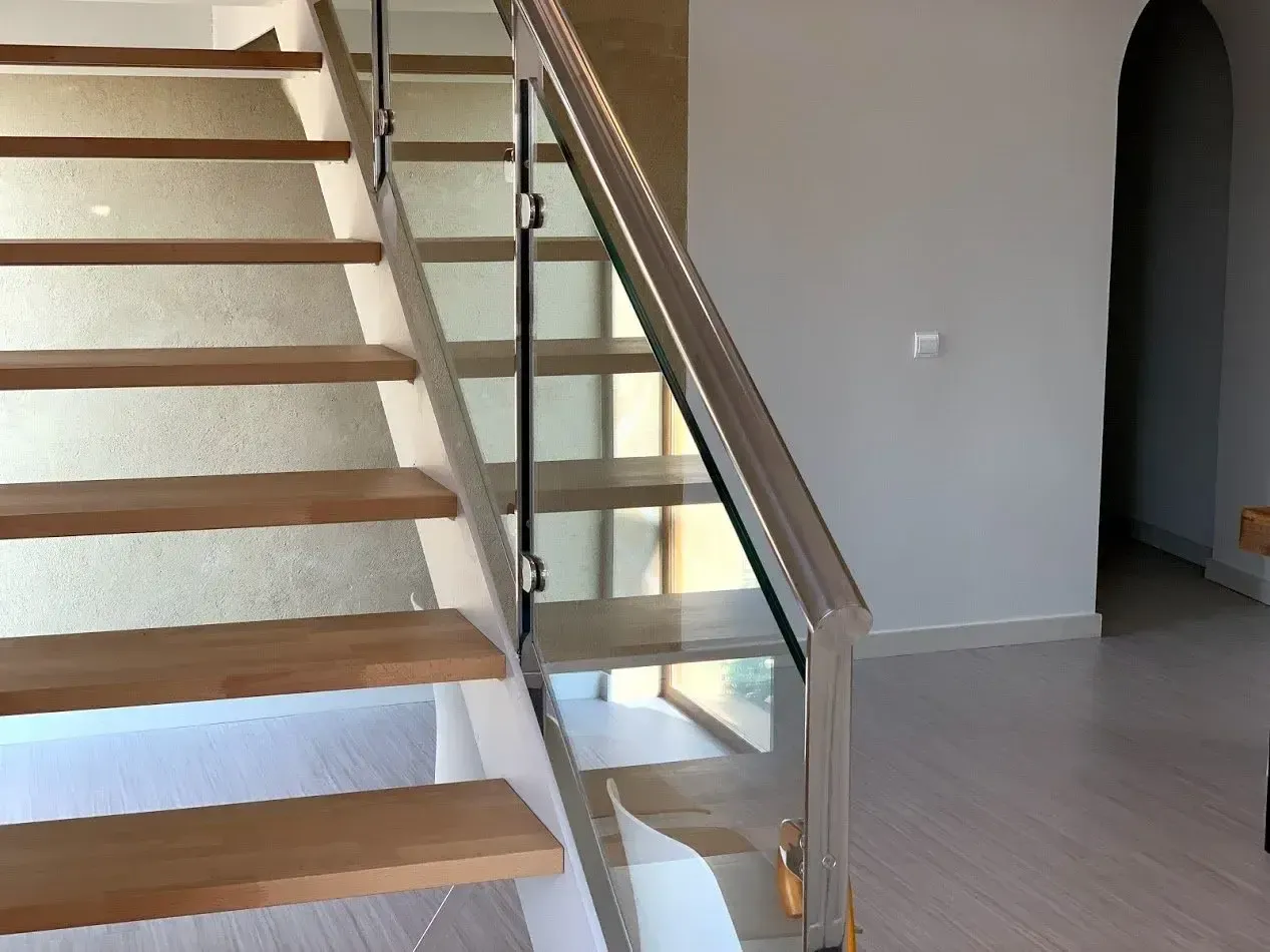 Construcción de escalera y barandillas