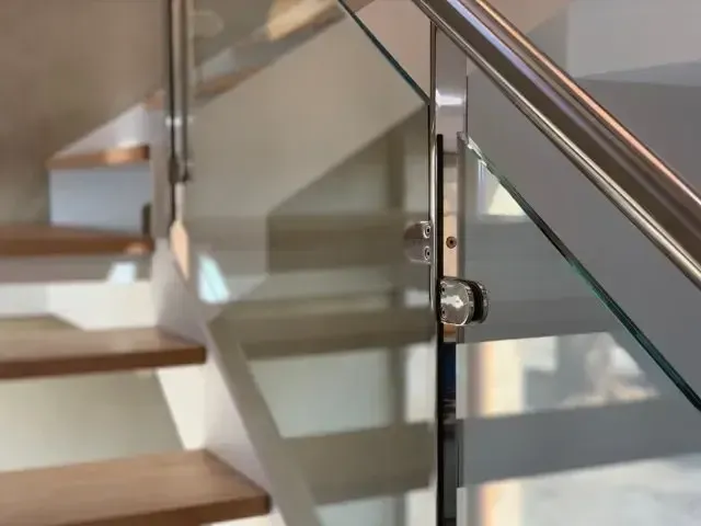 Construcción de escalera y barandillas