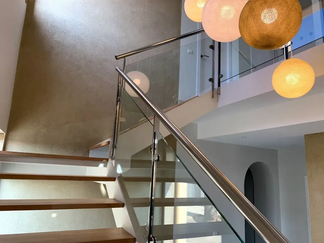 Construcción de escalera y barandillas