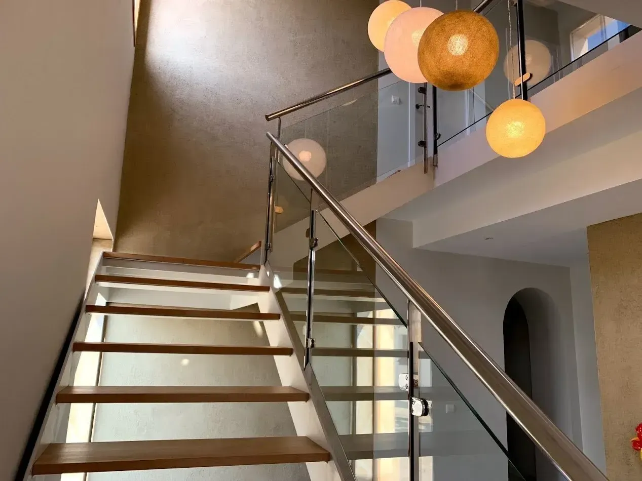 Construcción de escalera y barandillas