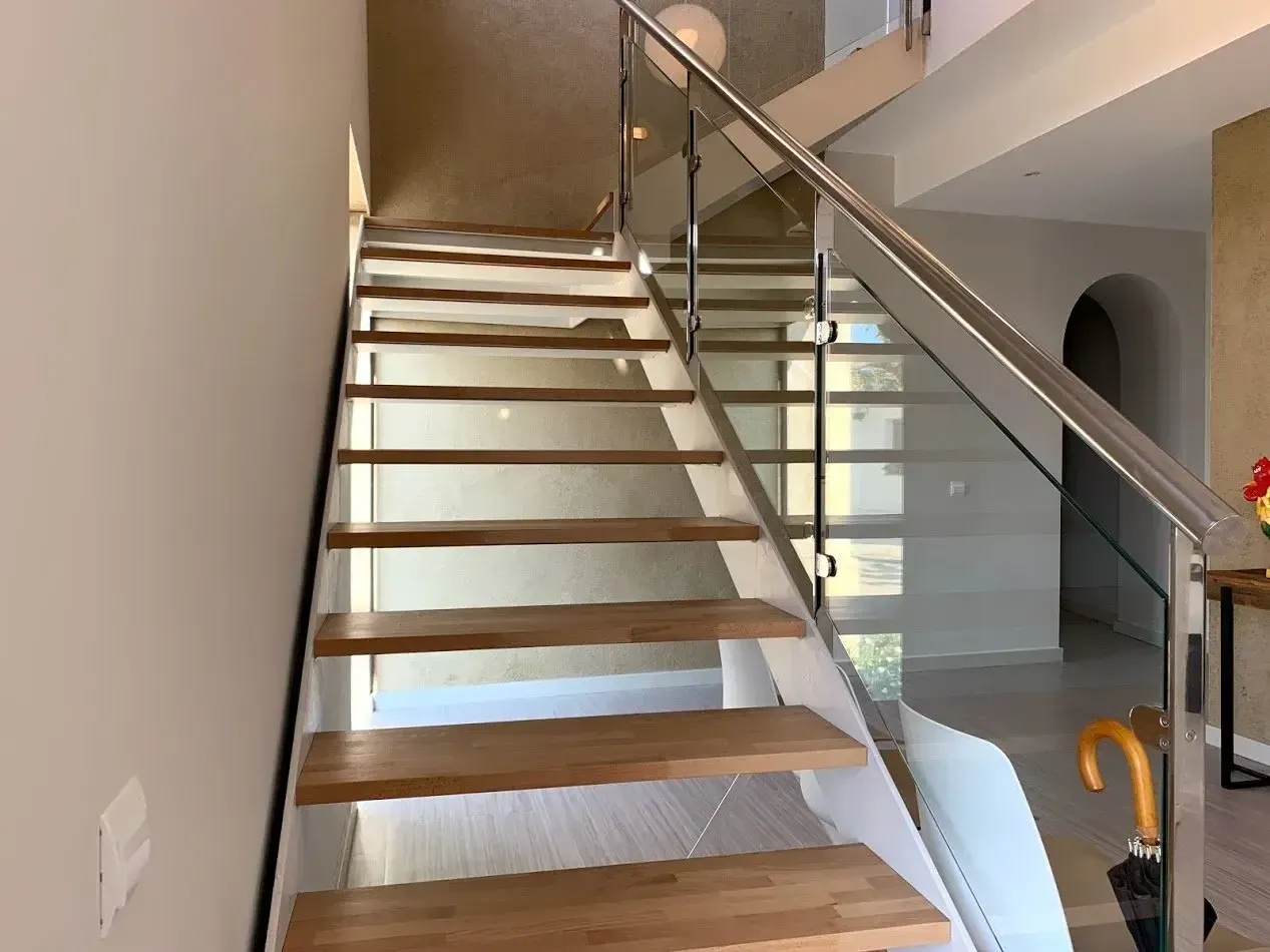 Construcción de escalera y barandillas
