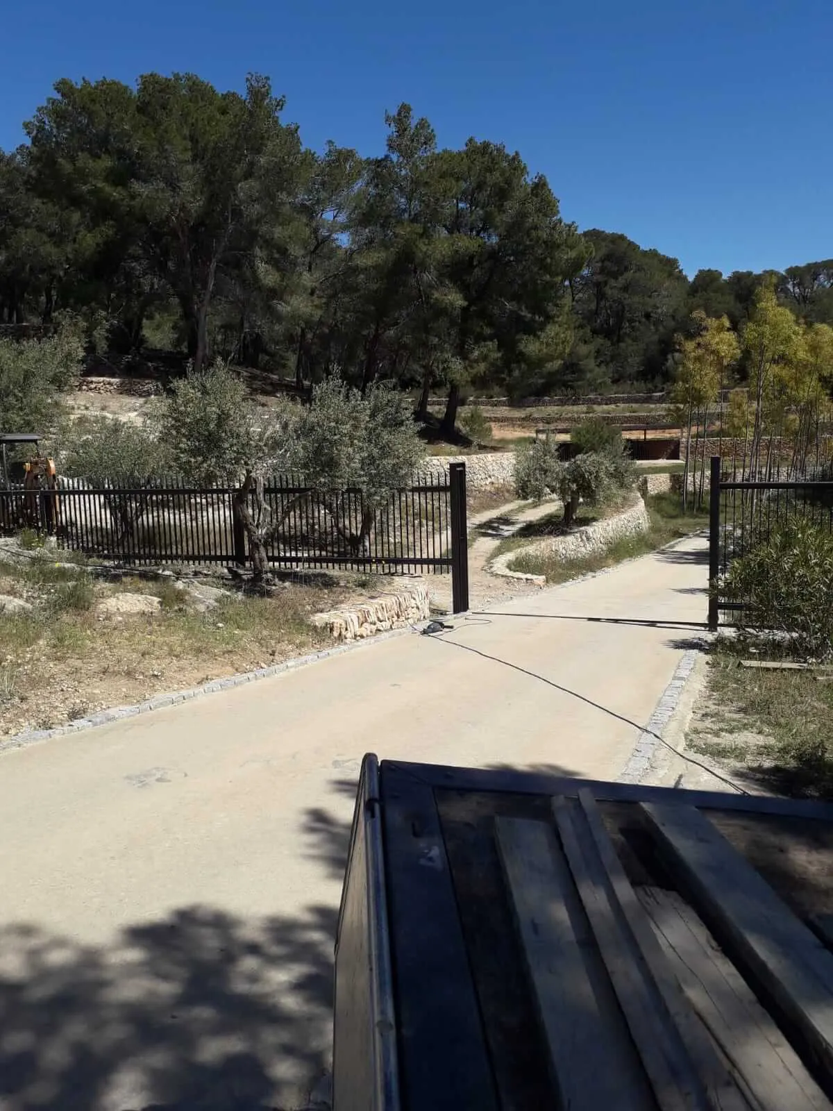 Construcción de puerta y cercado, para una casa de montaña, formada por acero pintado en forja