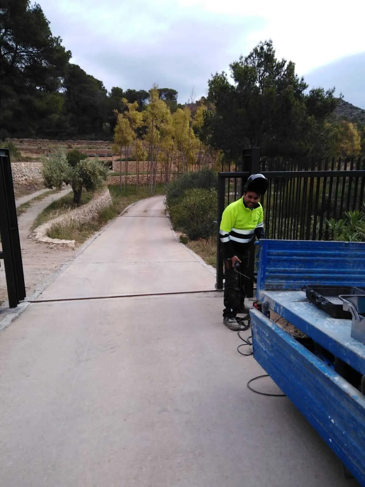 Construcción de puerta y cercado, para una casa de montaña, formada por acero pintado en forja