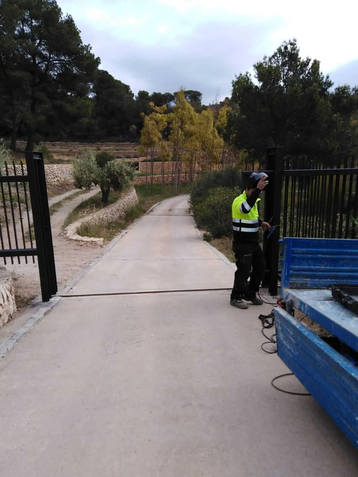 Construcción de puerta y cercado, para una casa de montaña, formada por acero pintado en forja