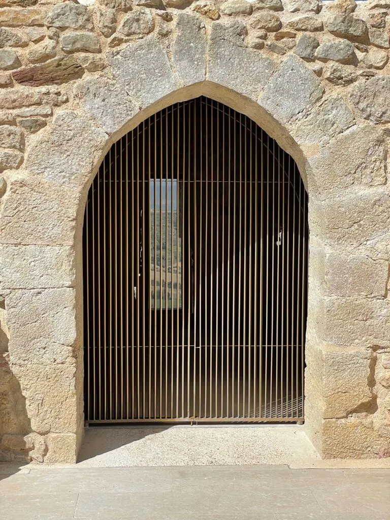 Fabricación de vallados y puertas de diseño en el castillo de Morella
