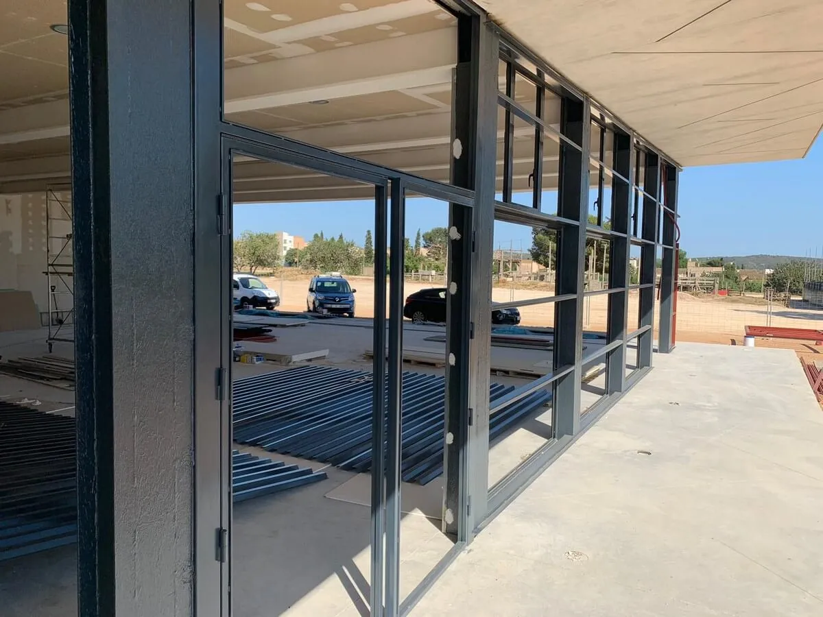 Construcción de estructura para fachada combinada con cristaleras