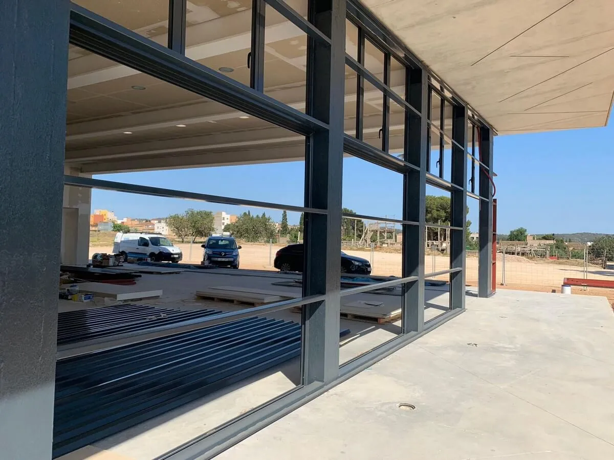 Construcción de estructura para fachada combinada con cristaleras