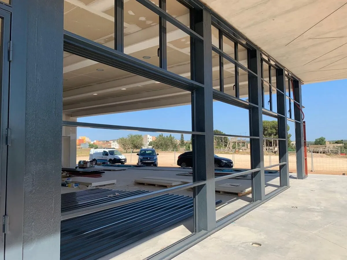 Construcción de estructura para fachada combinada con cristaleras