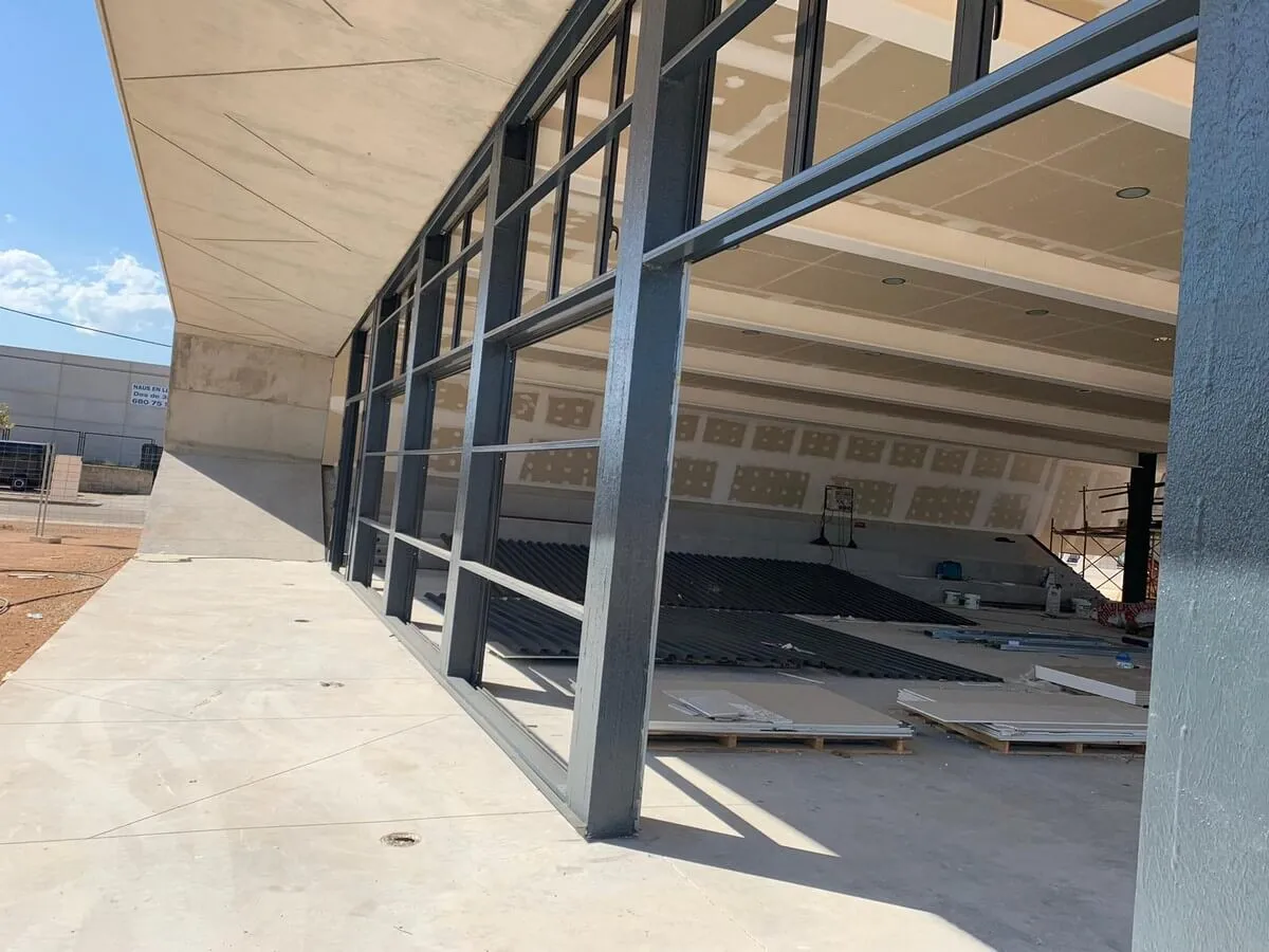 Construcción de estructura para fachada combinada con cristaleras