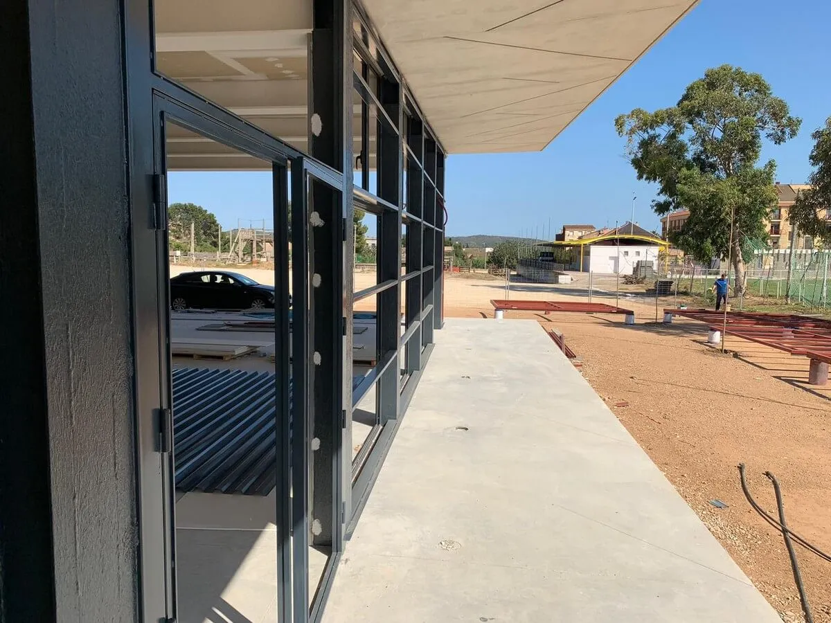 Construcción de estructura para fachada combinada con cristaleras