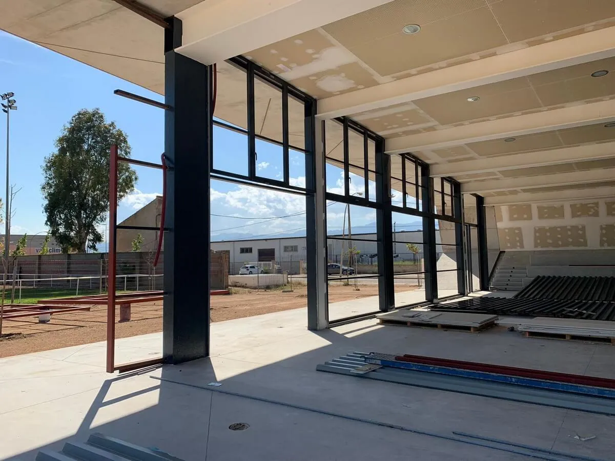 Construcción de estructura para fachada combinada con cristaleras