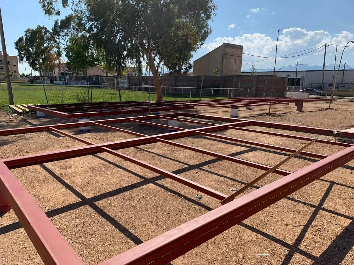 Construcción de estructura para fachada combinada con cristaleras