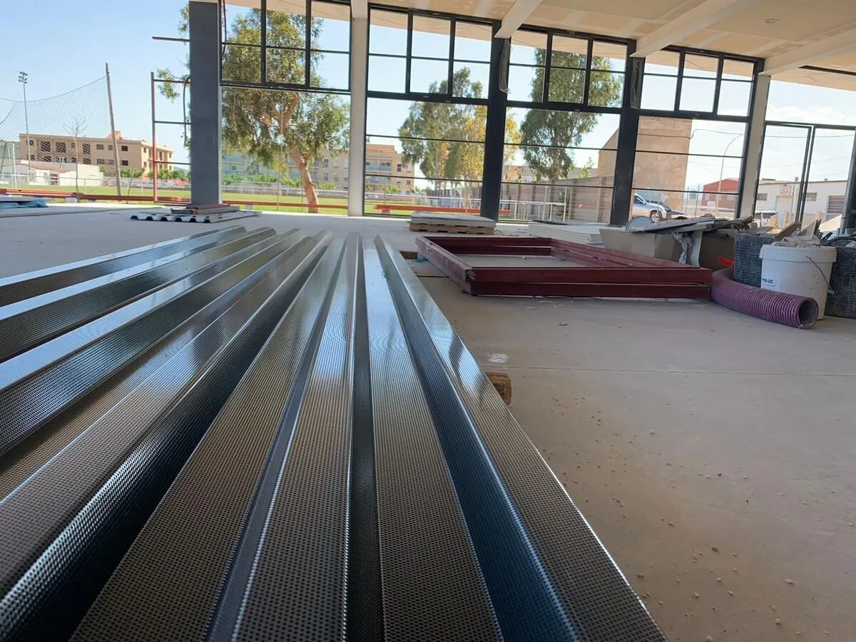 Construcción de estructura para fachada combinada con cristaleras