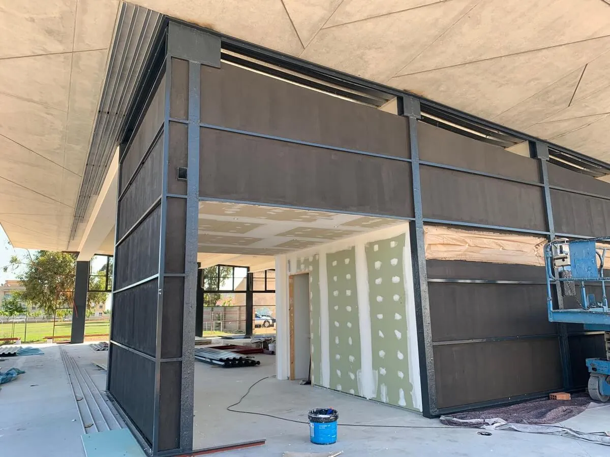 Construcción de estructura para fachada combinada con cristaleras