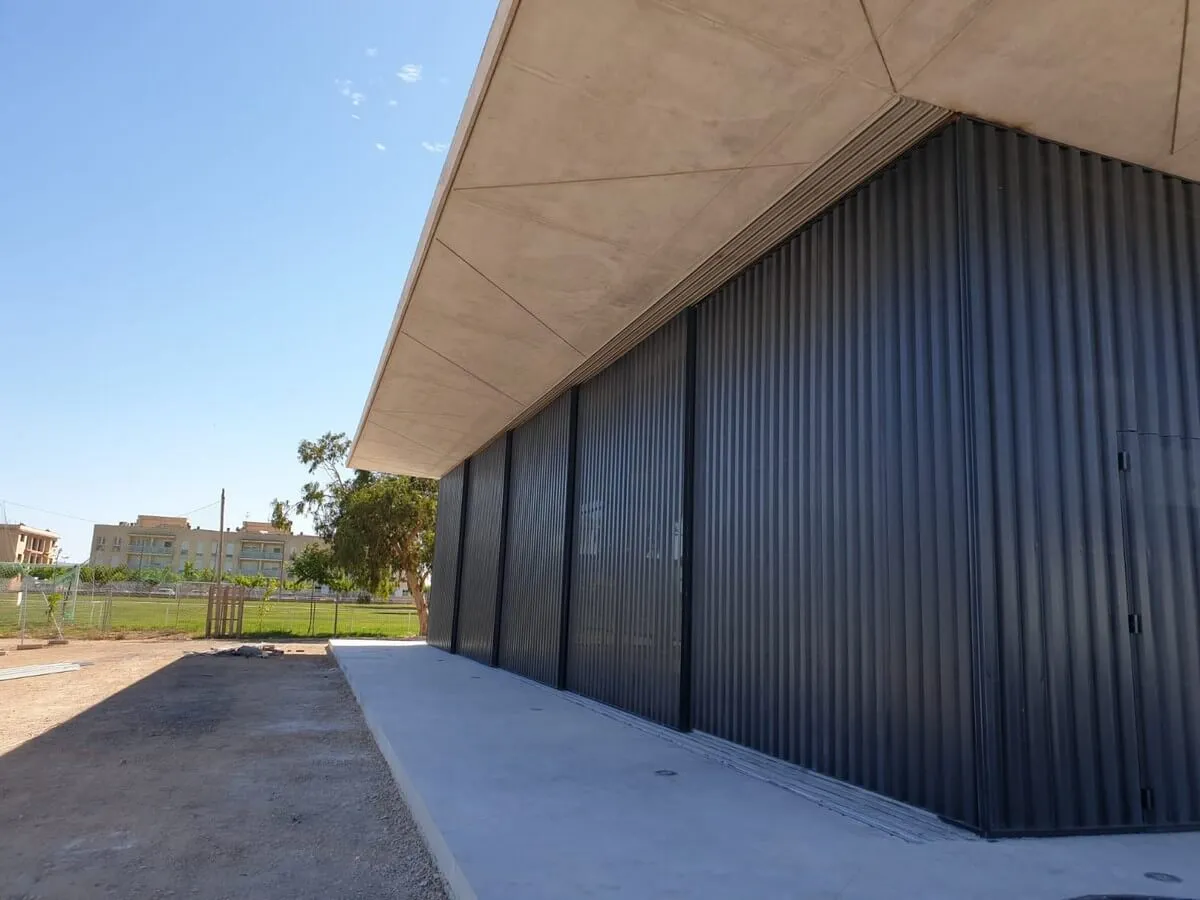 Construcción de estructura para fachada combinada con cristaleras
