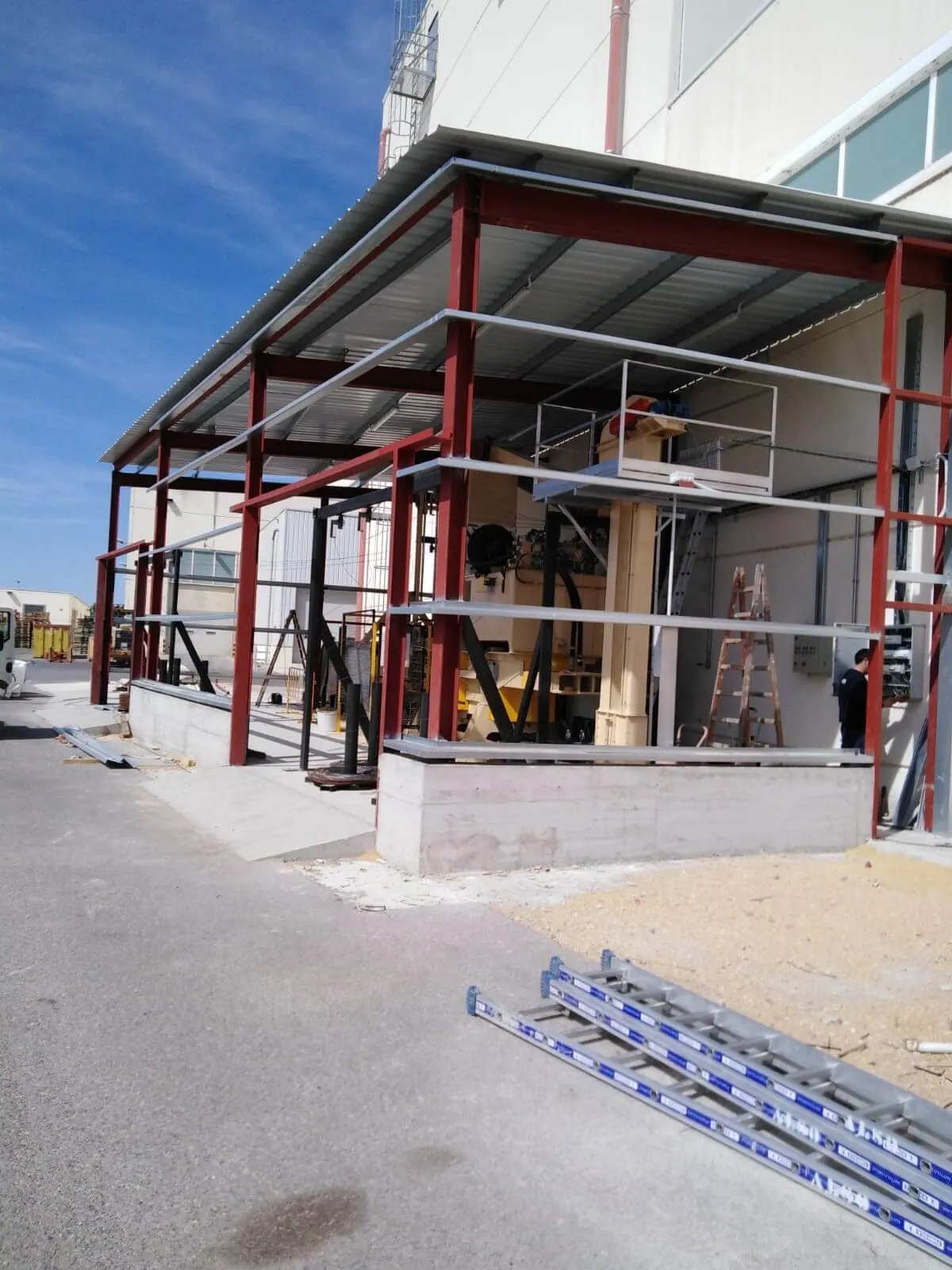 Construcción de estructura y fachada para nave industrial