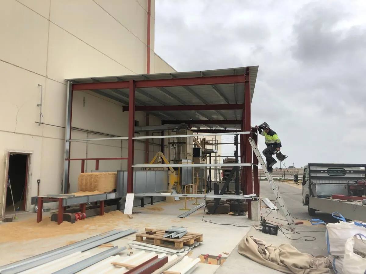 Construcción de estructura y fachada para nave industrial