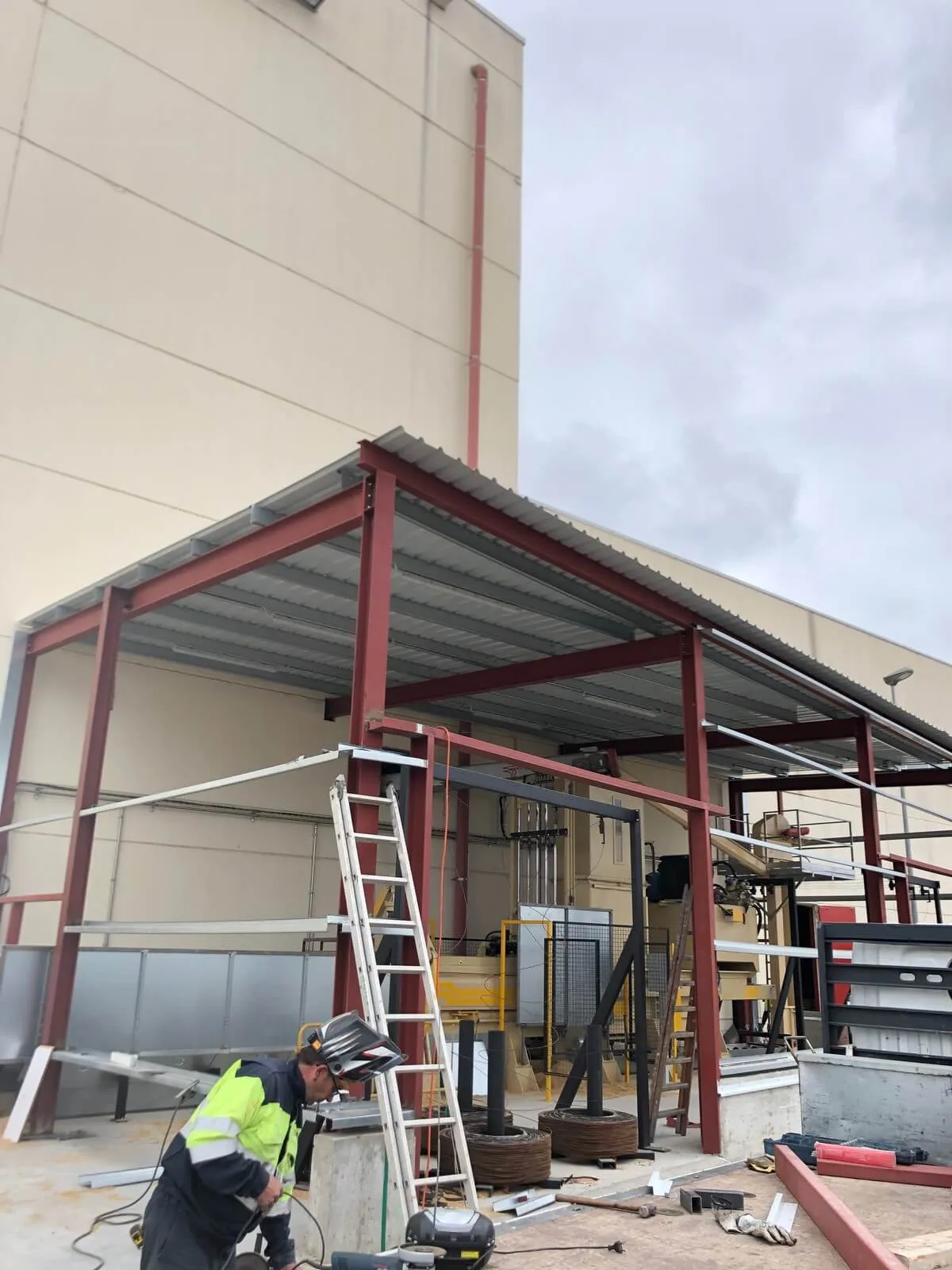 Construcción de estructura y fachada para nave industrial