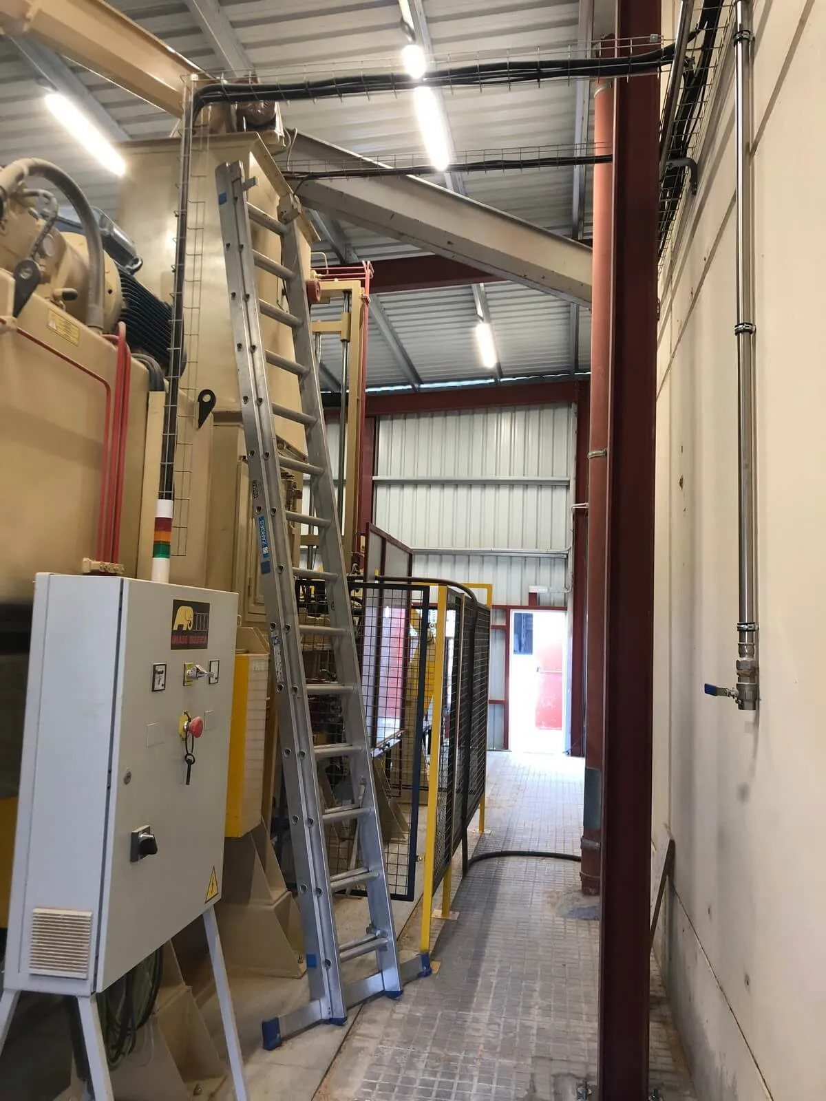 Construcción de estructura y fachada para nave industrial