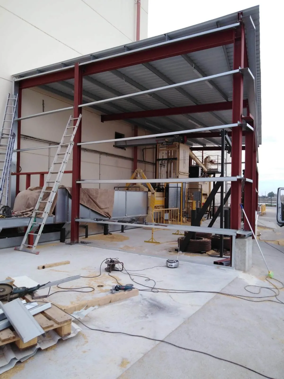 Construcción de estructura y fachada para nave industrial