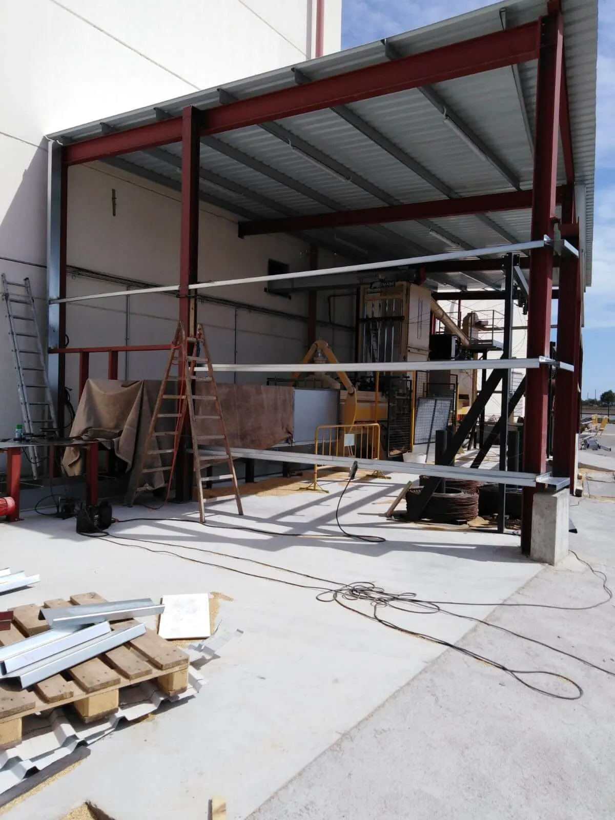 Construcción de estructura y fachada para nave industrial