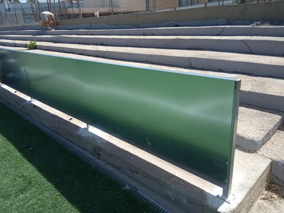 Construcción de paneles para campo de fútbol