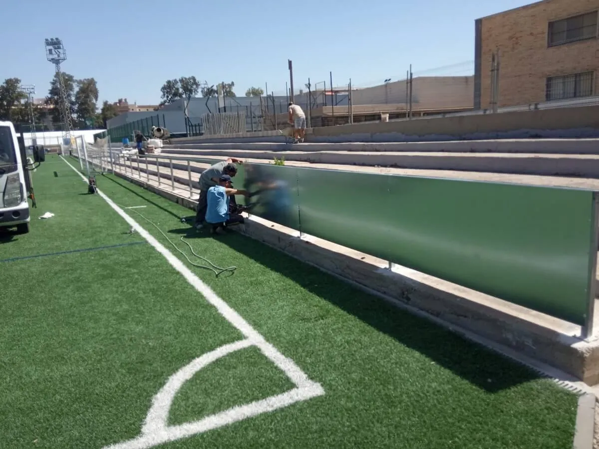 Construcción de paneles para campo de fútbol
