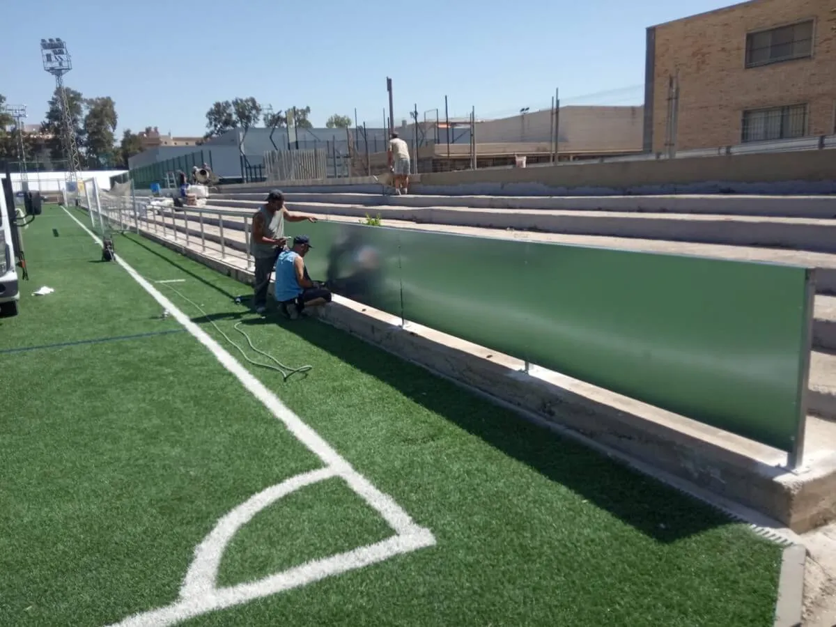 Construcción de paneles para campo de fútbol
