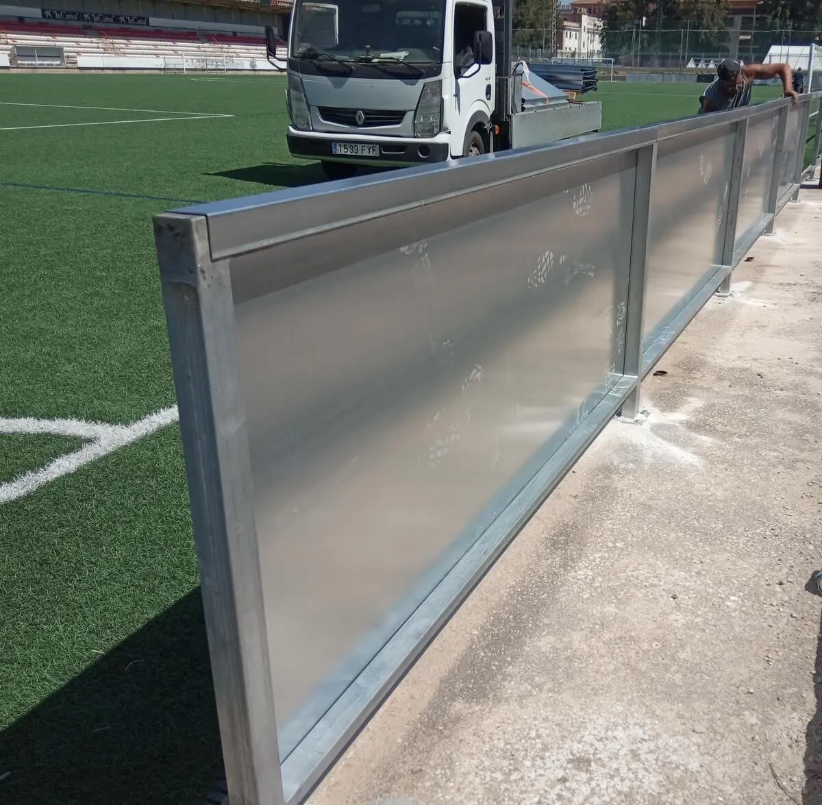 Construcción de paneles para campo de fútbol