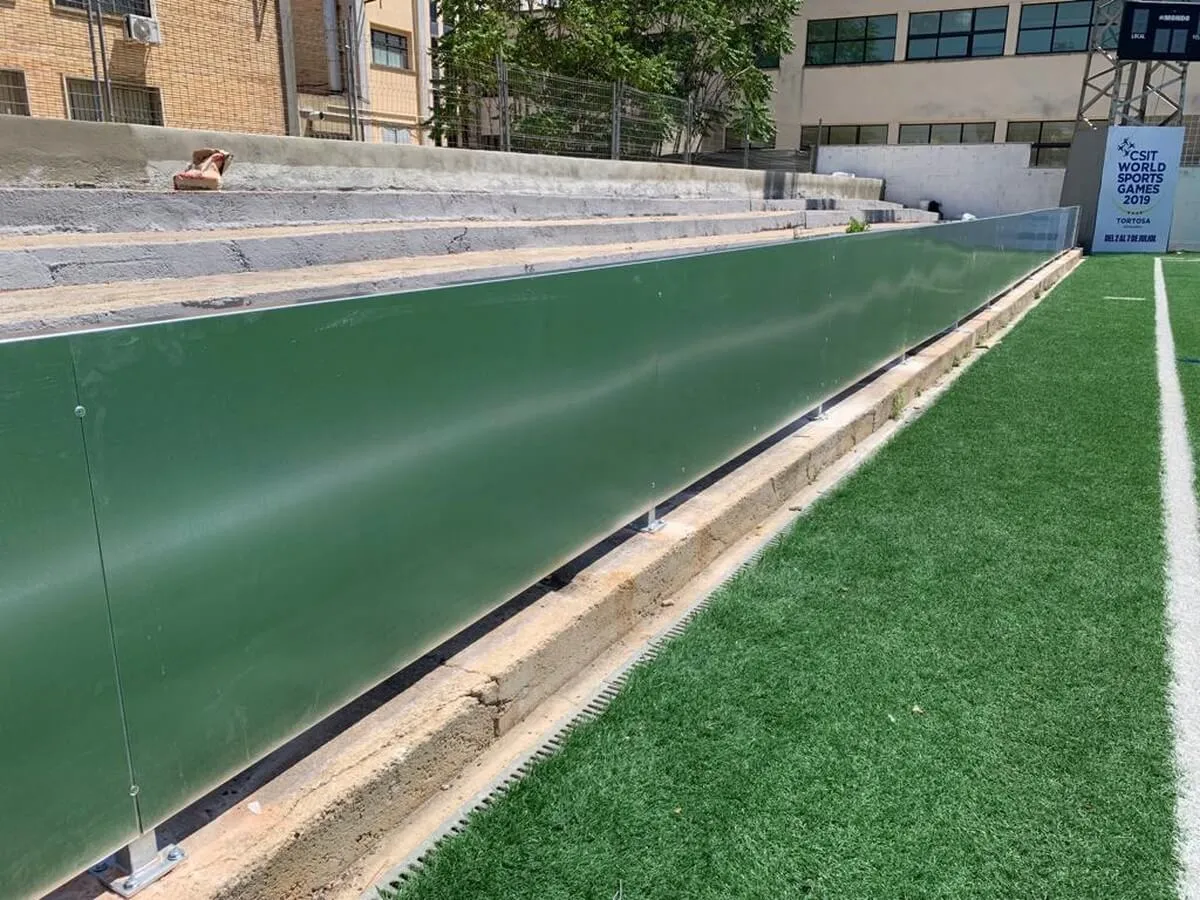 Construcción de paneles para campo de fútbol