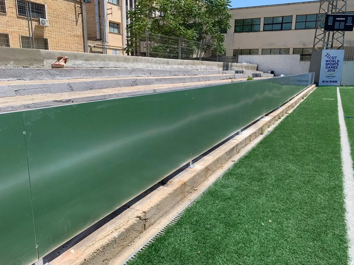 Construcción de paneles para campo de fútbol