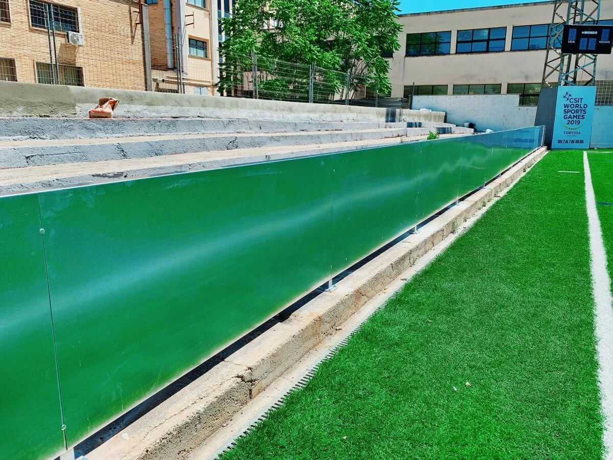 Construcción de paneles para campo de fútbol