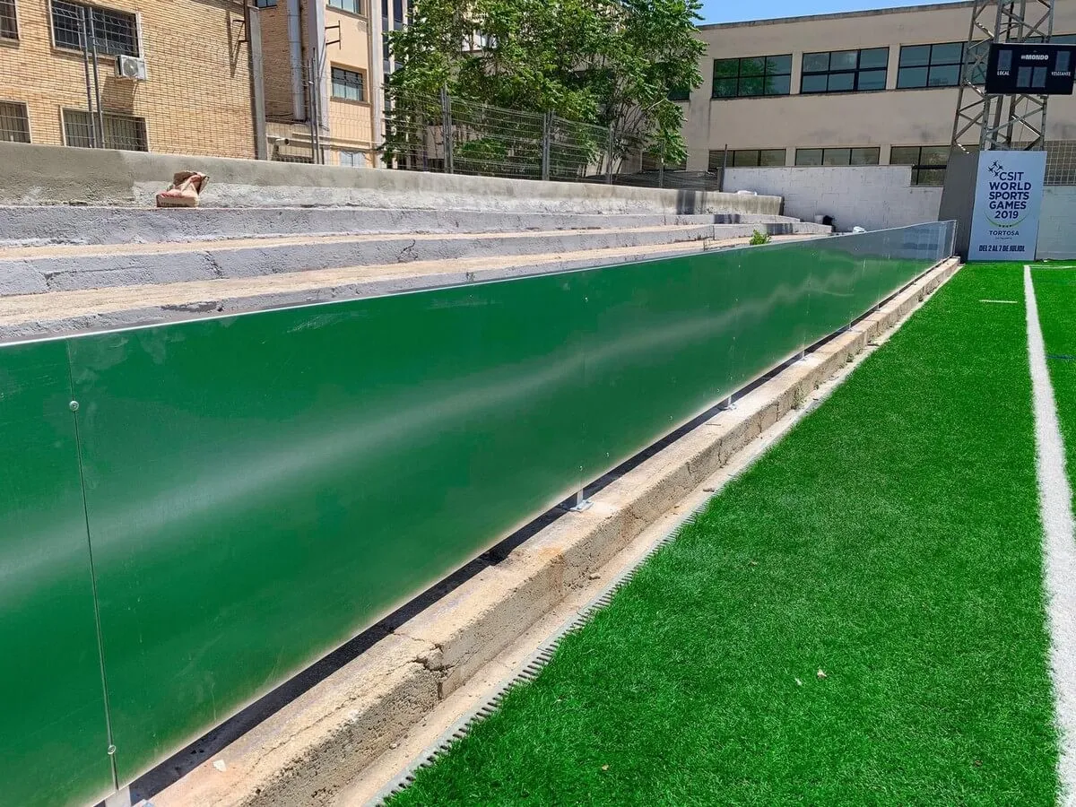 Construcción de paneles para campo de fútbol