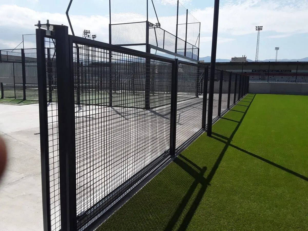 Construcción de puertas y cercado exterior para Pabellón de Deportes