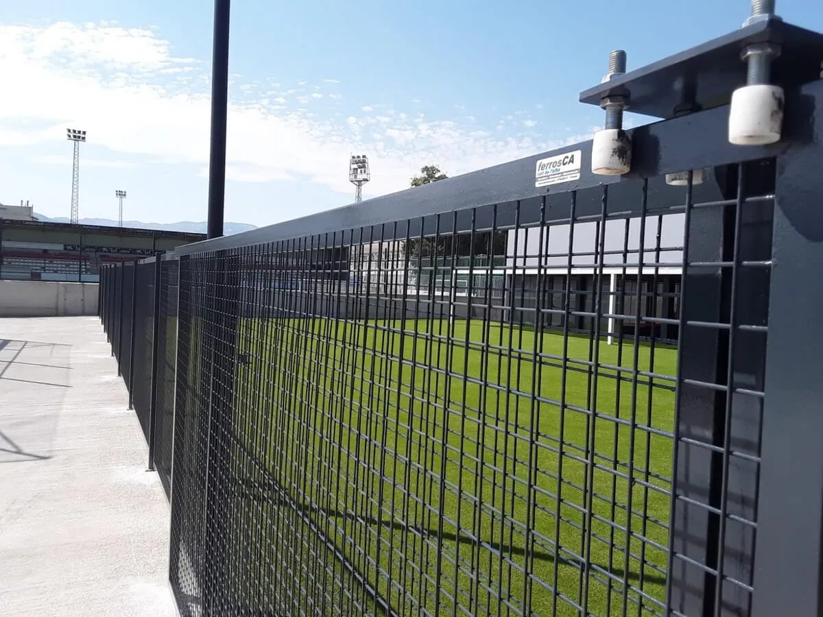 Construcción de puertas y cercado exterior para Pabellón de Deportes