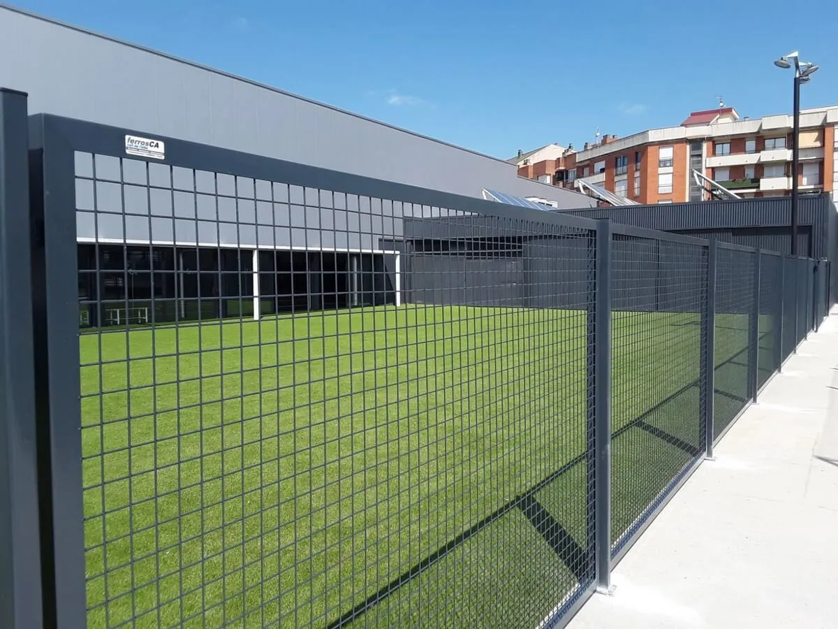 Construcción de puertas y cercado exterior para Pabellón de Deportes