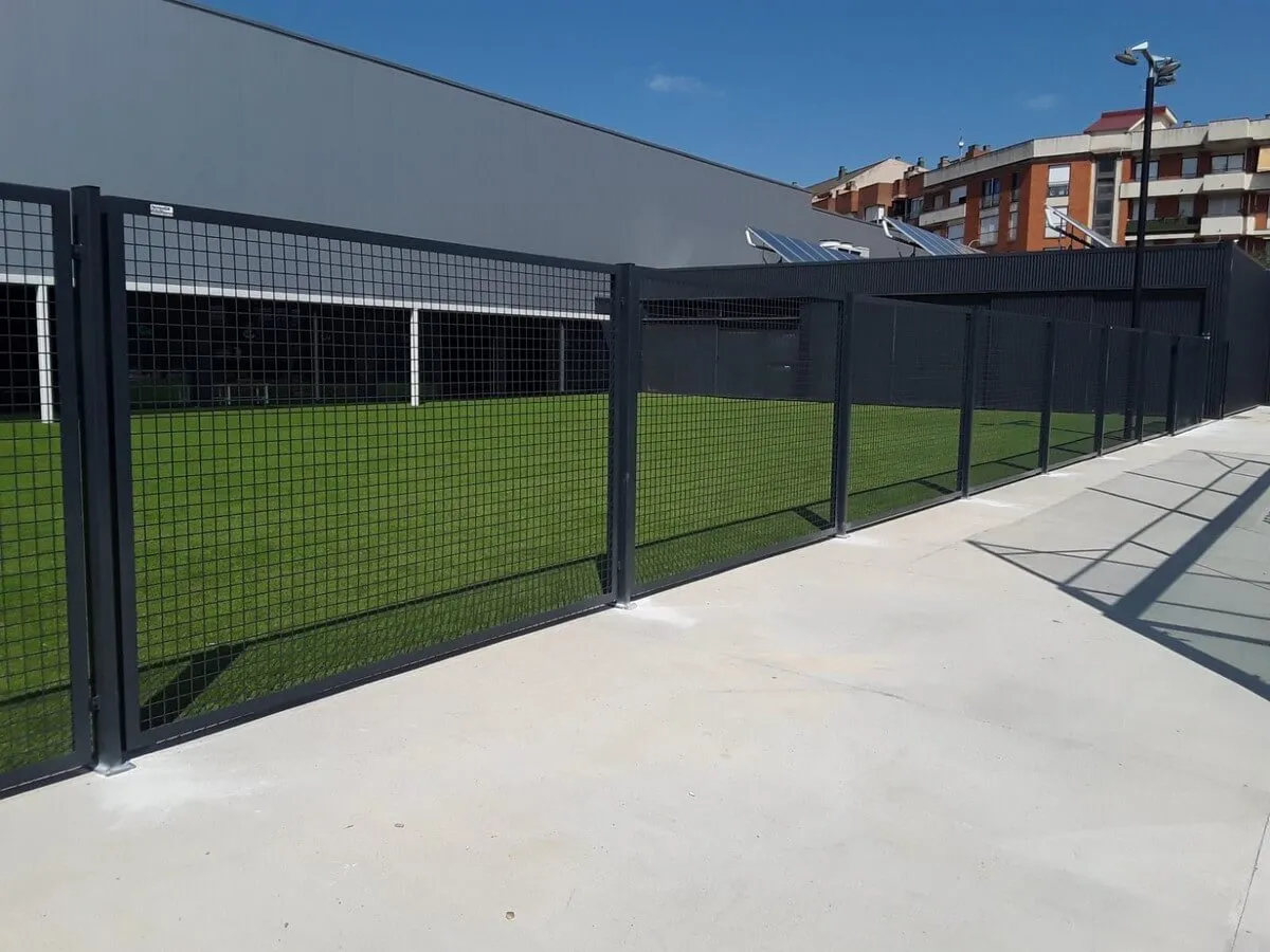 Construcción de puertas y cercado exterior para Pabellón de Deportes