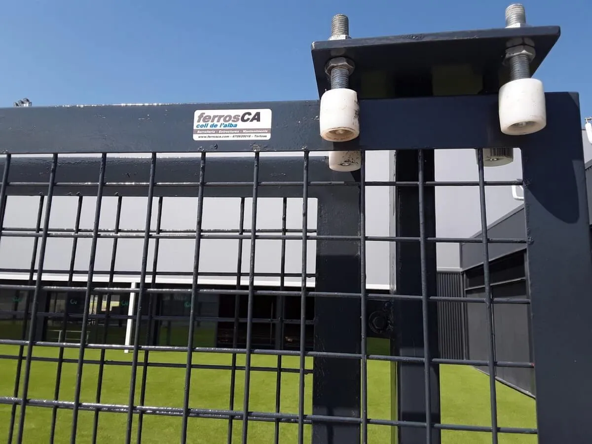 Construcción de puertas y cercado exterior para Pabellón de Deportes