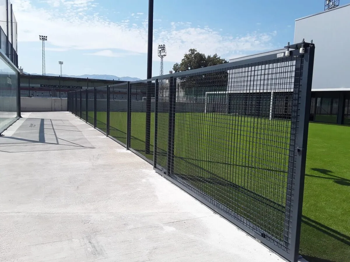 Construcción de puertas y cercado exterior para Pabellón de Deportes